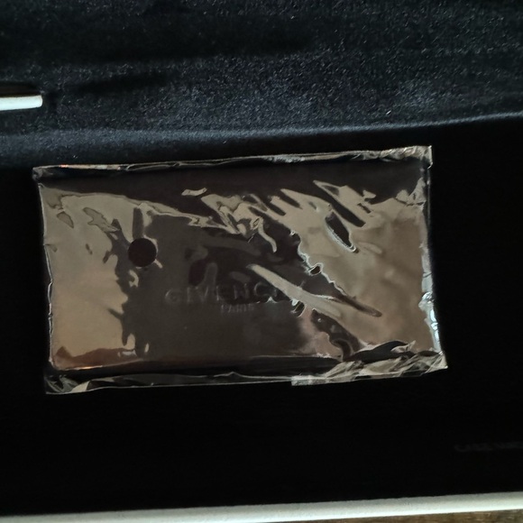 Givenchy sunglasses case - Picture 3 of 6